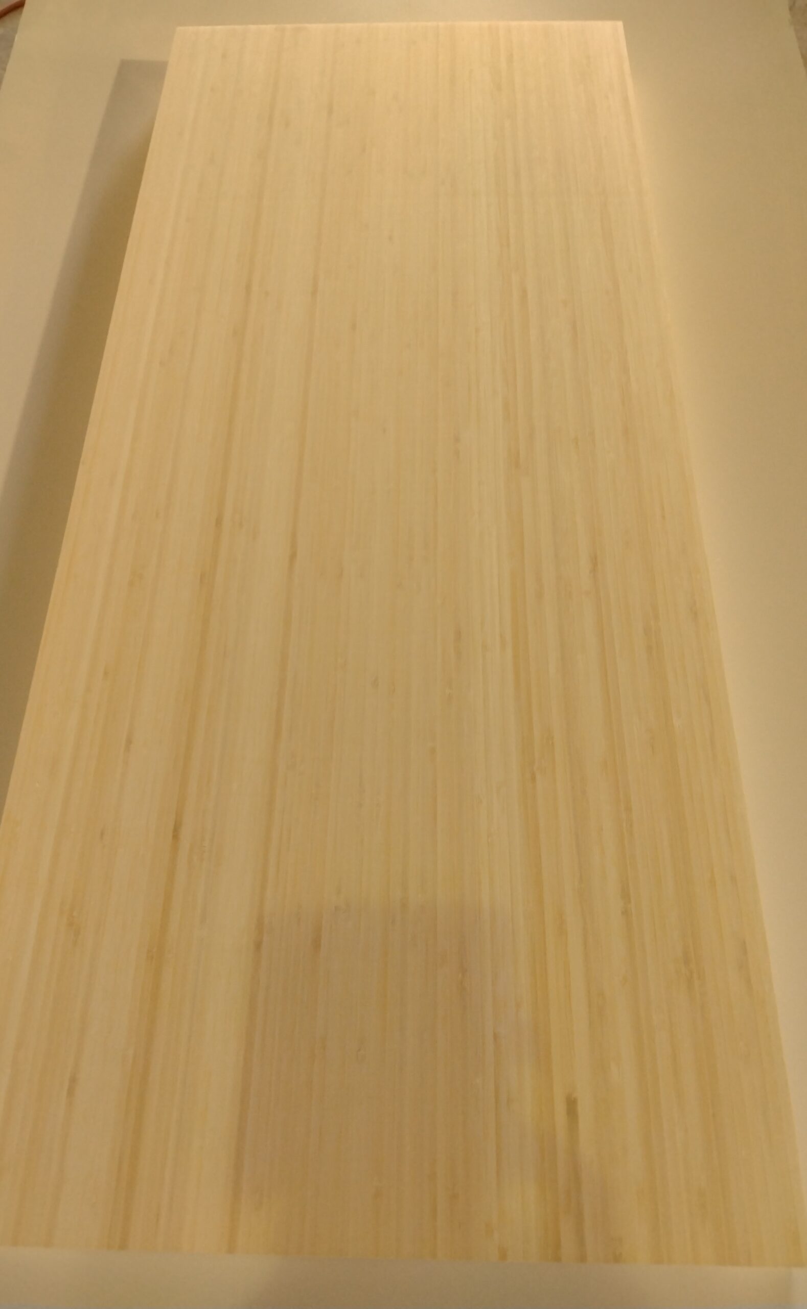 今回は、中国集成材で大判を制作しました。