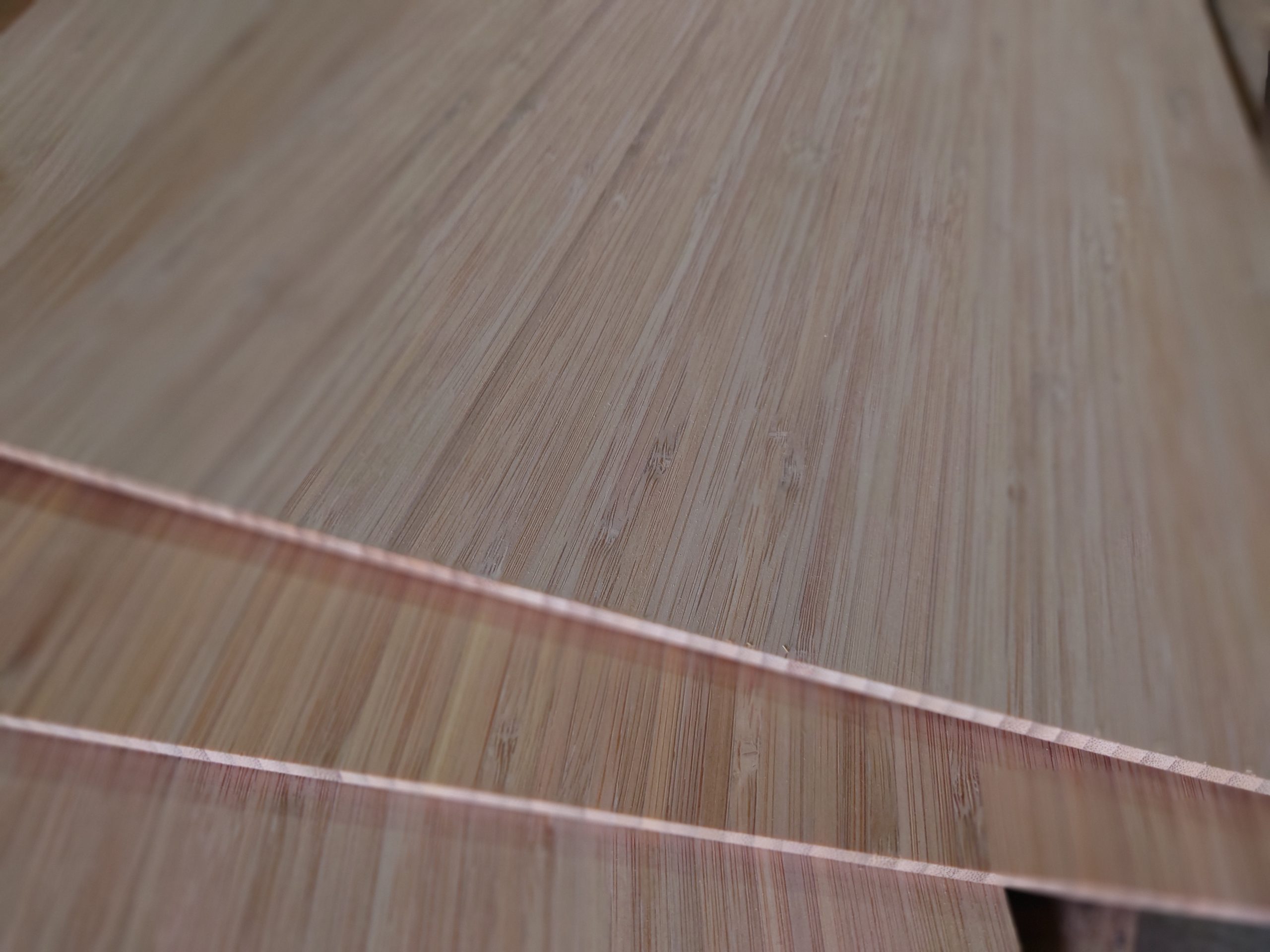 竹の集成材を薄く削って寸法カットします