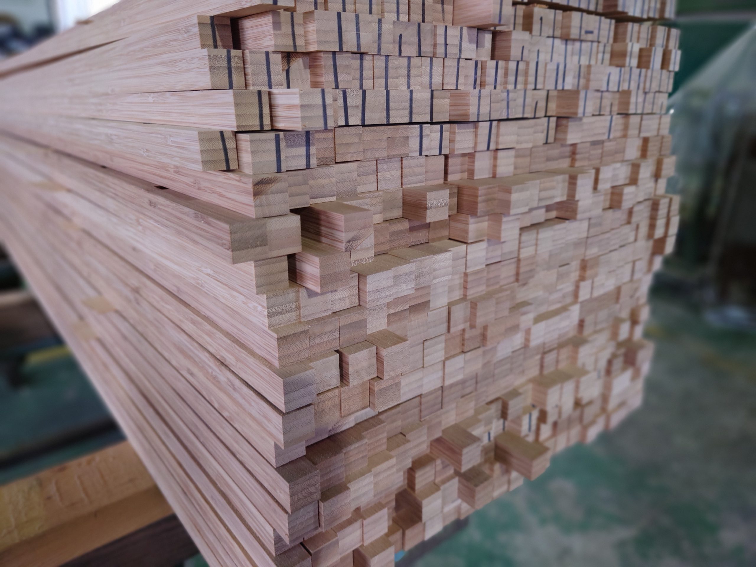 竹集成材にシャクリ加工をして構造材を製作しています
