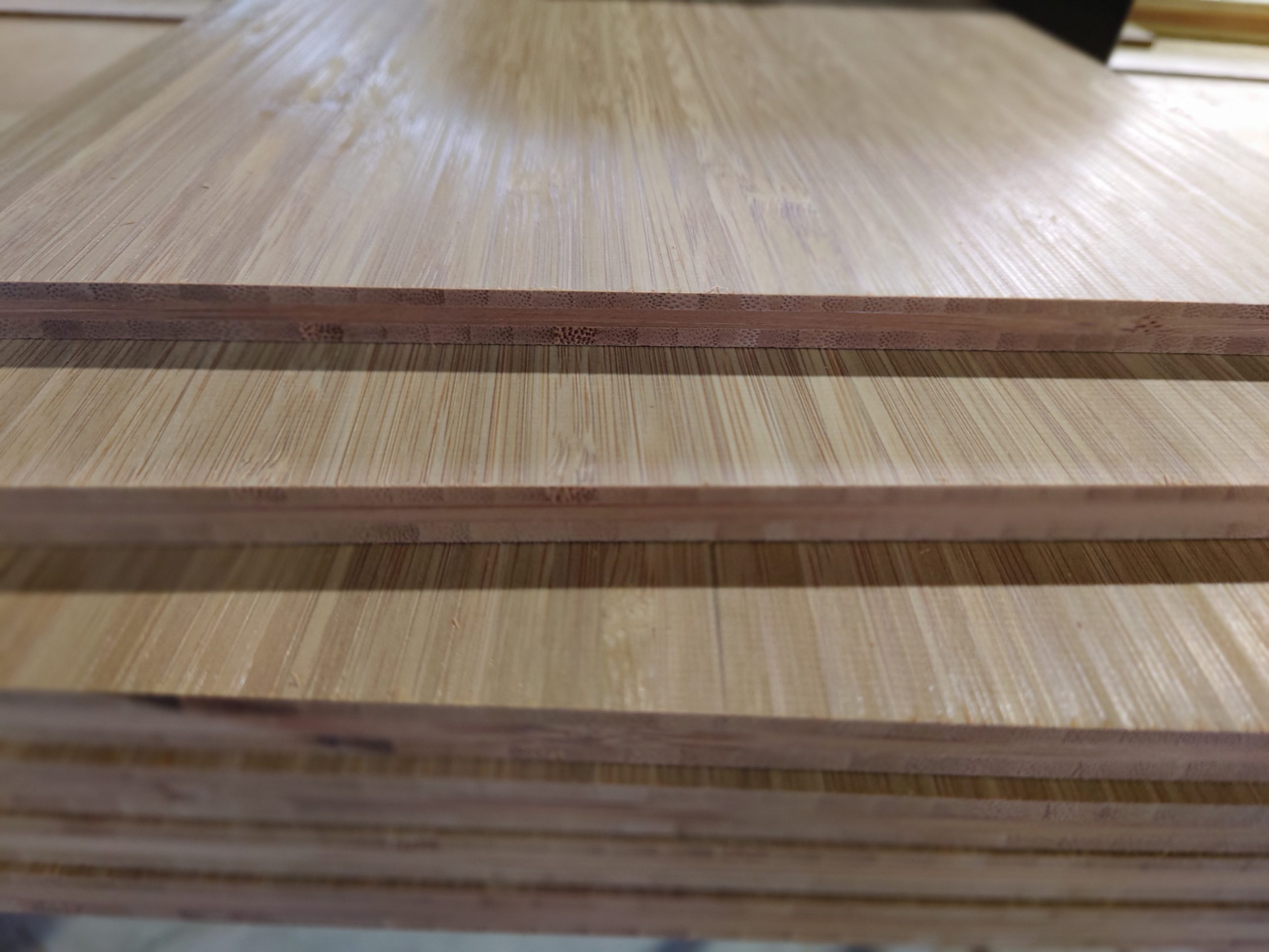 竹の挽き板で3層材を製作しています