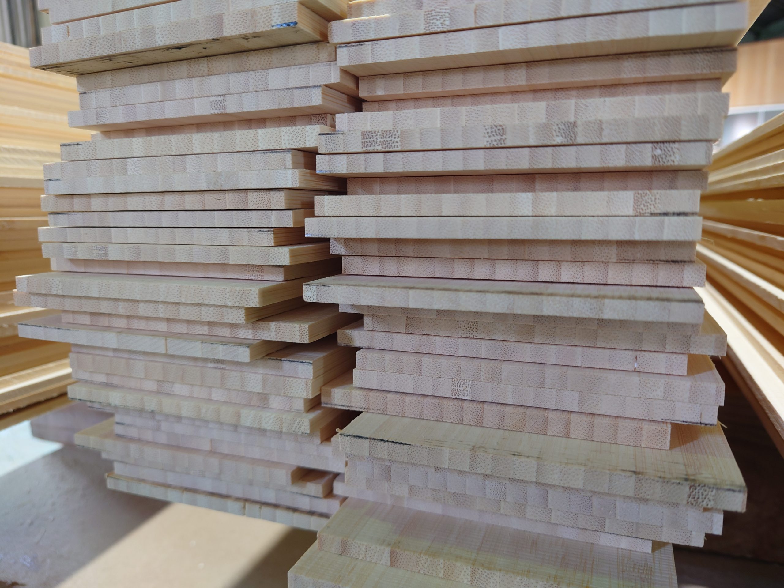 竹集成材の挽き板を製作しています