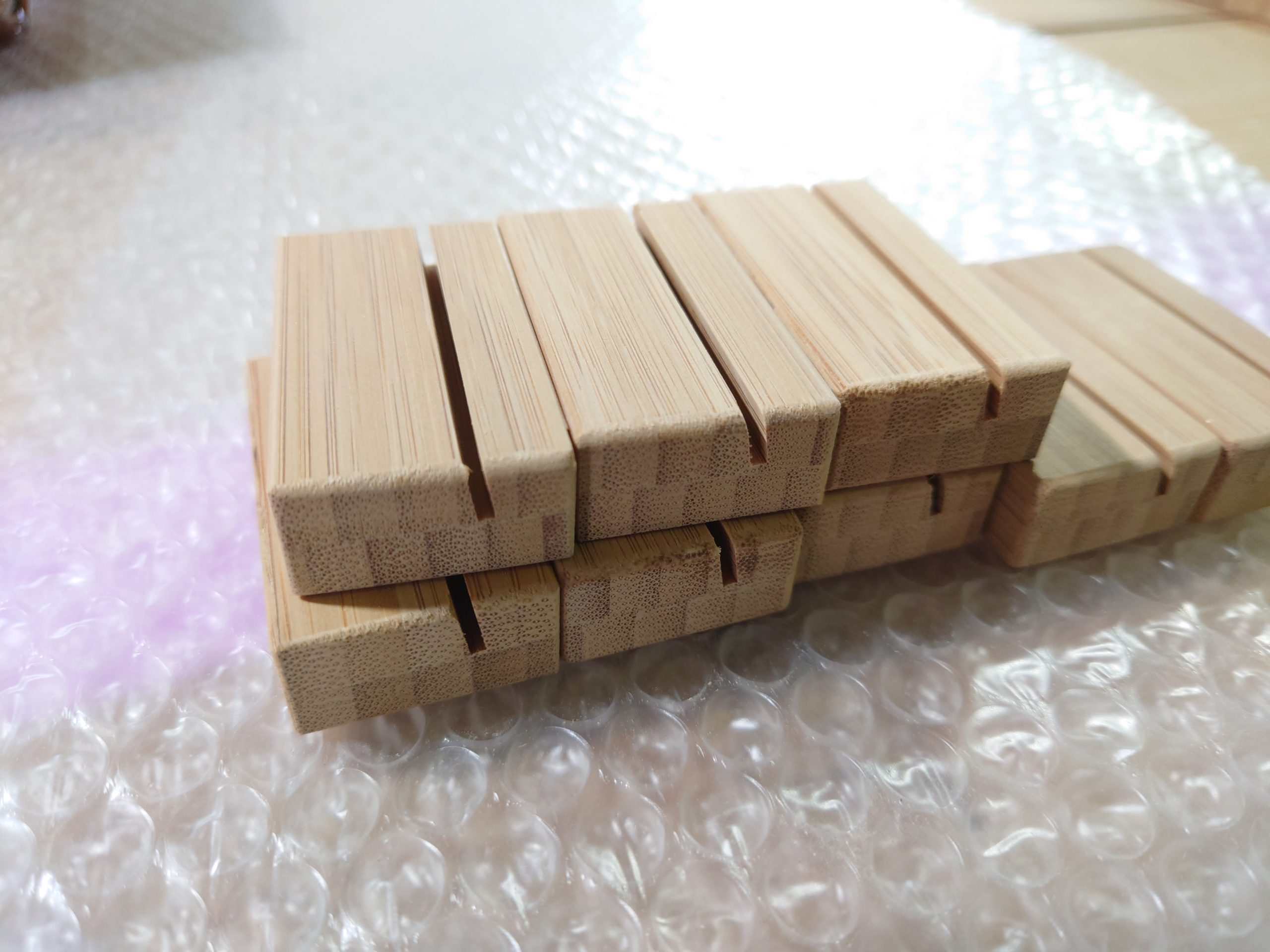 竹集成材でカード立てを製作しています