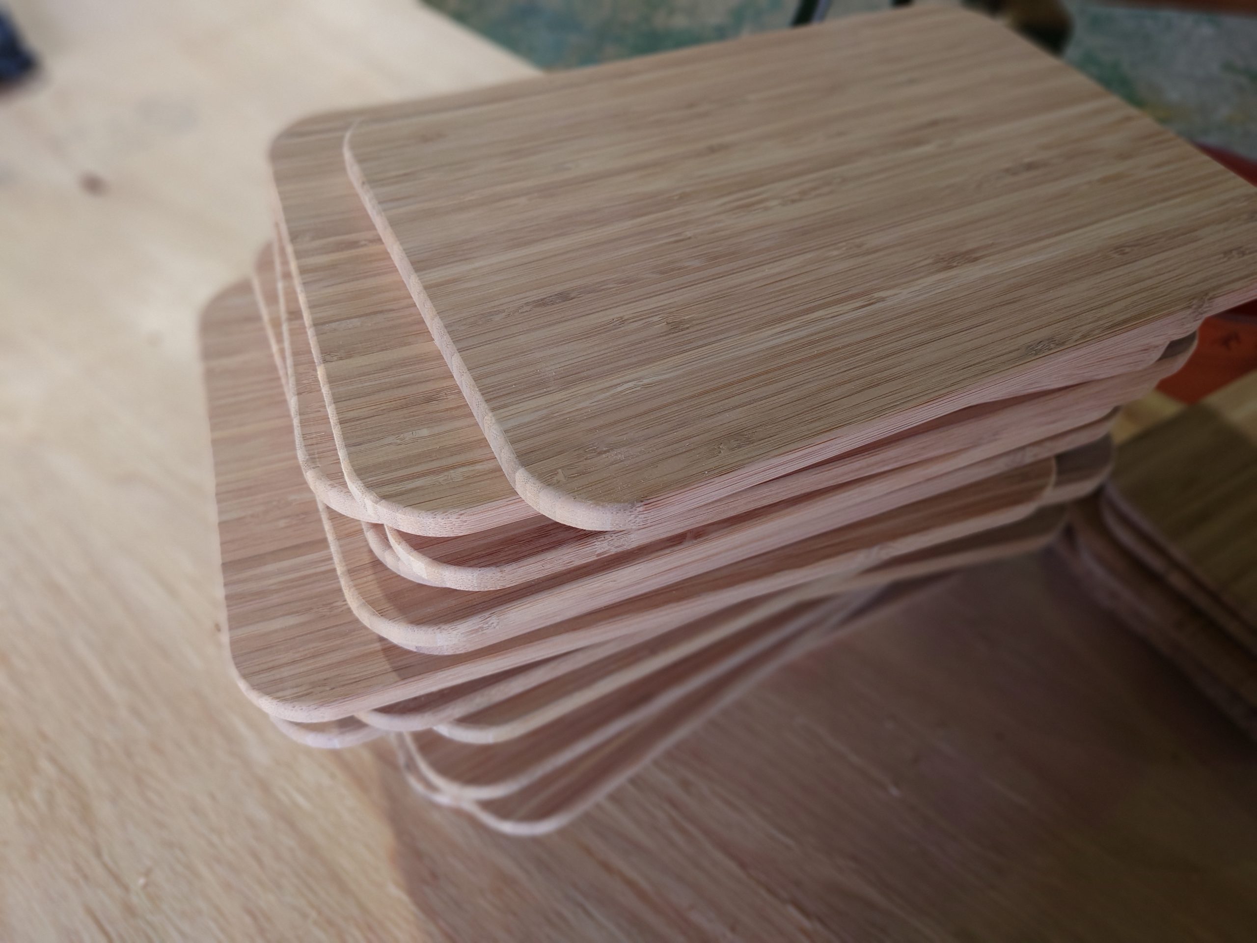 竹集成材でまな板のようなものを製作しています